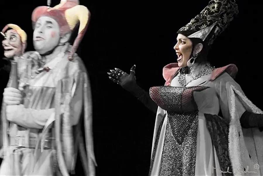Wyrd Sisters online