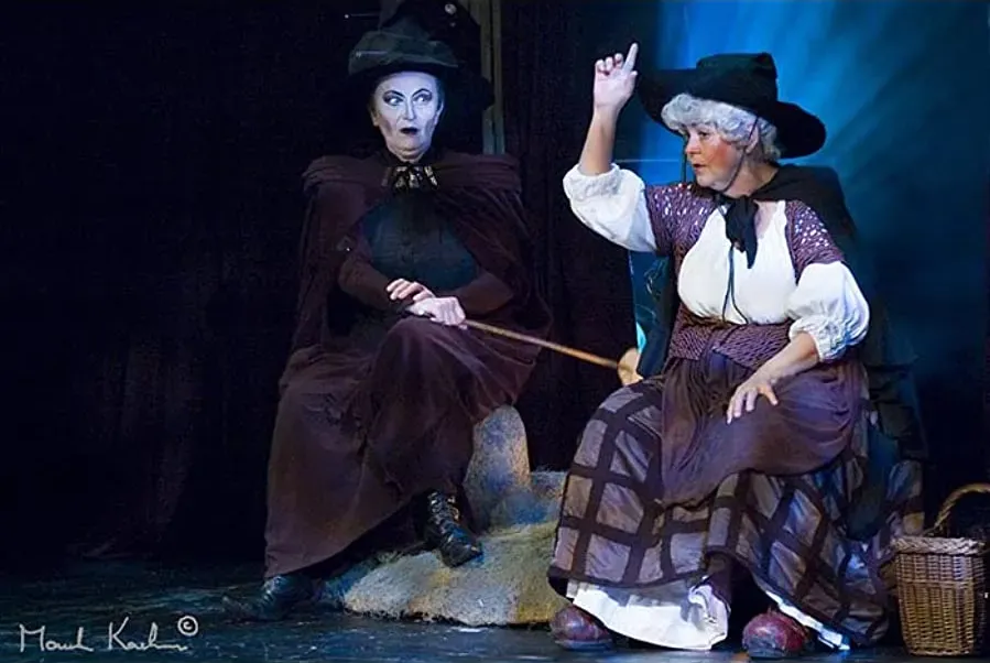 Wyrd Sisters online