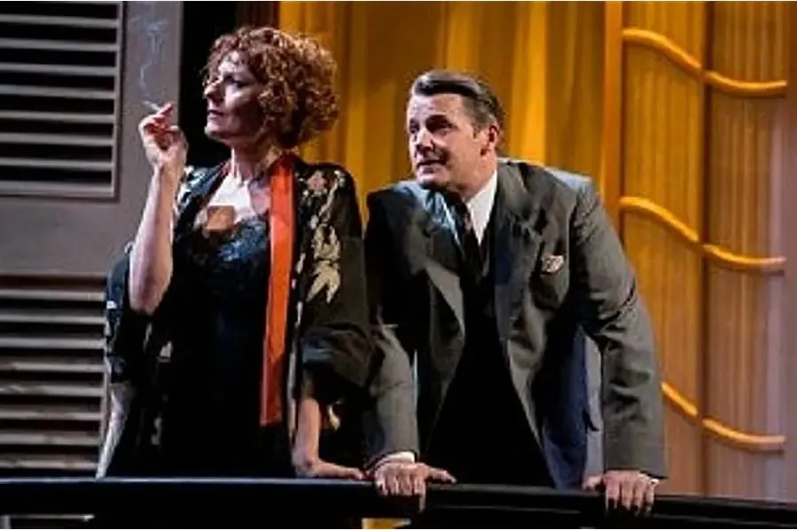 Noël Coward's Private Lives online