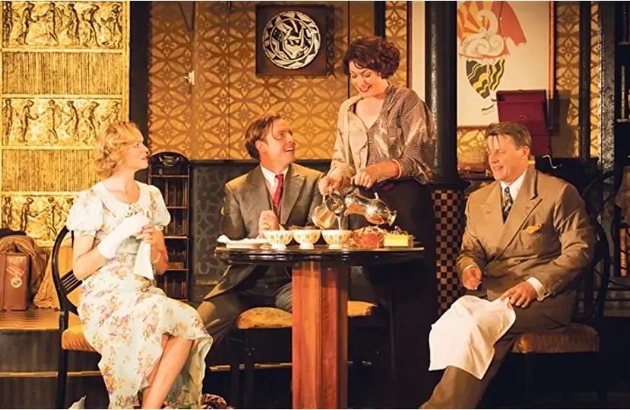 Noël Coward's Private Lives online