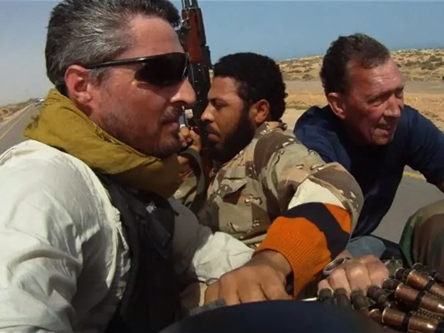 Under Fire: Journalists in Combat online