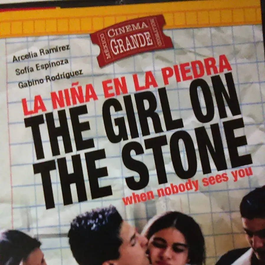 La niña en la piedra online