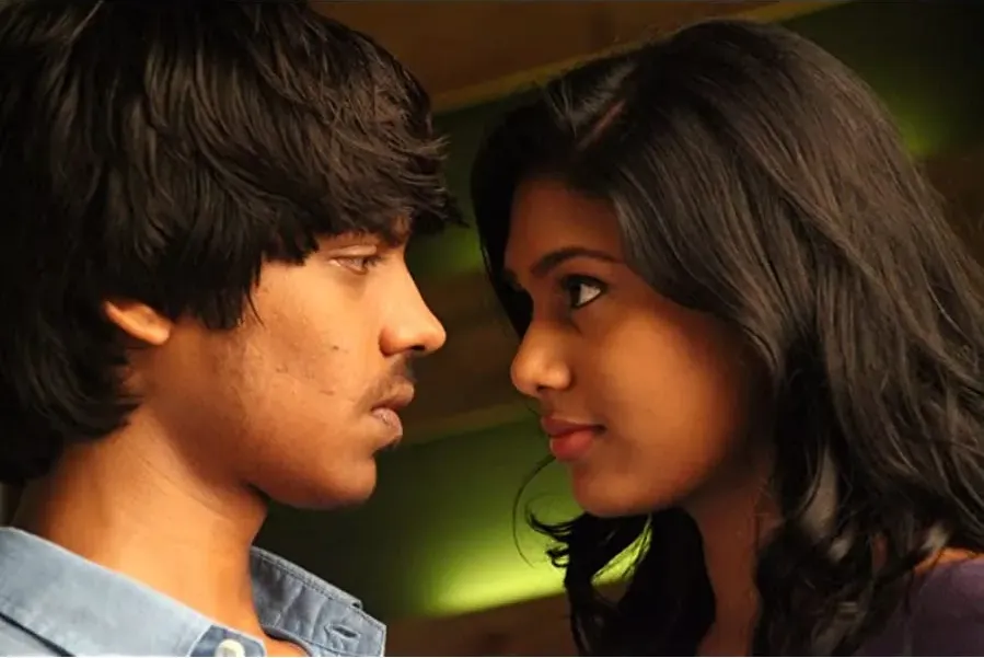 Aadhalal Kadhal Seiveer online