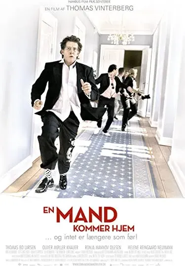 En mand kommer hjem
