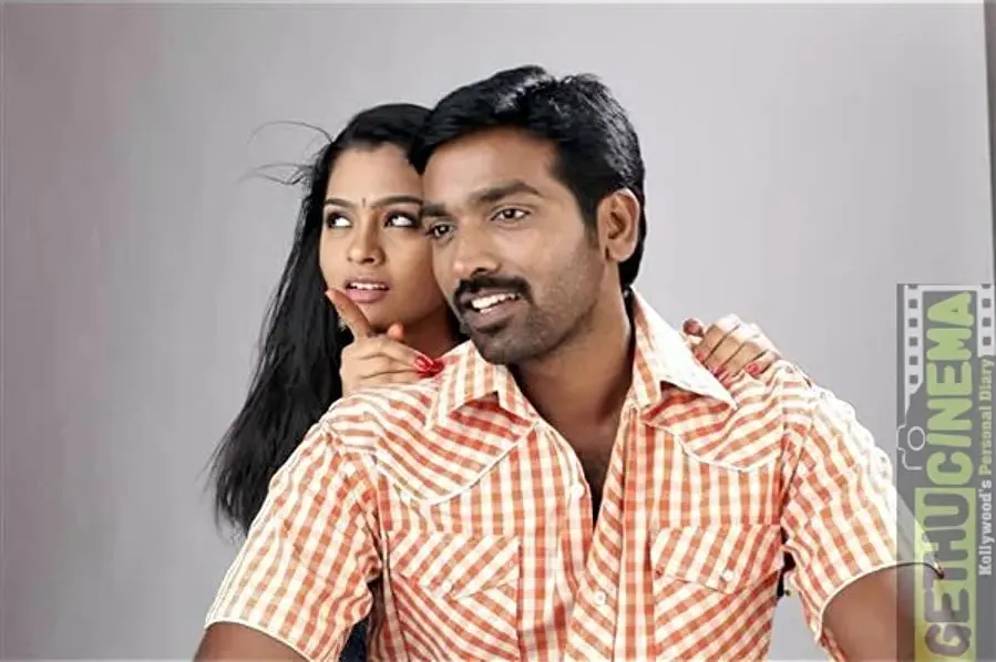 Naduvula Konjam Pakkatha Kaanom online