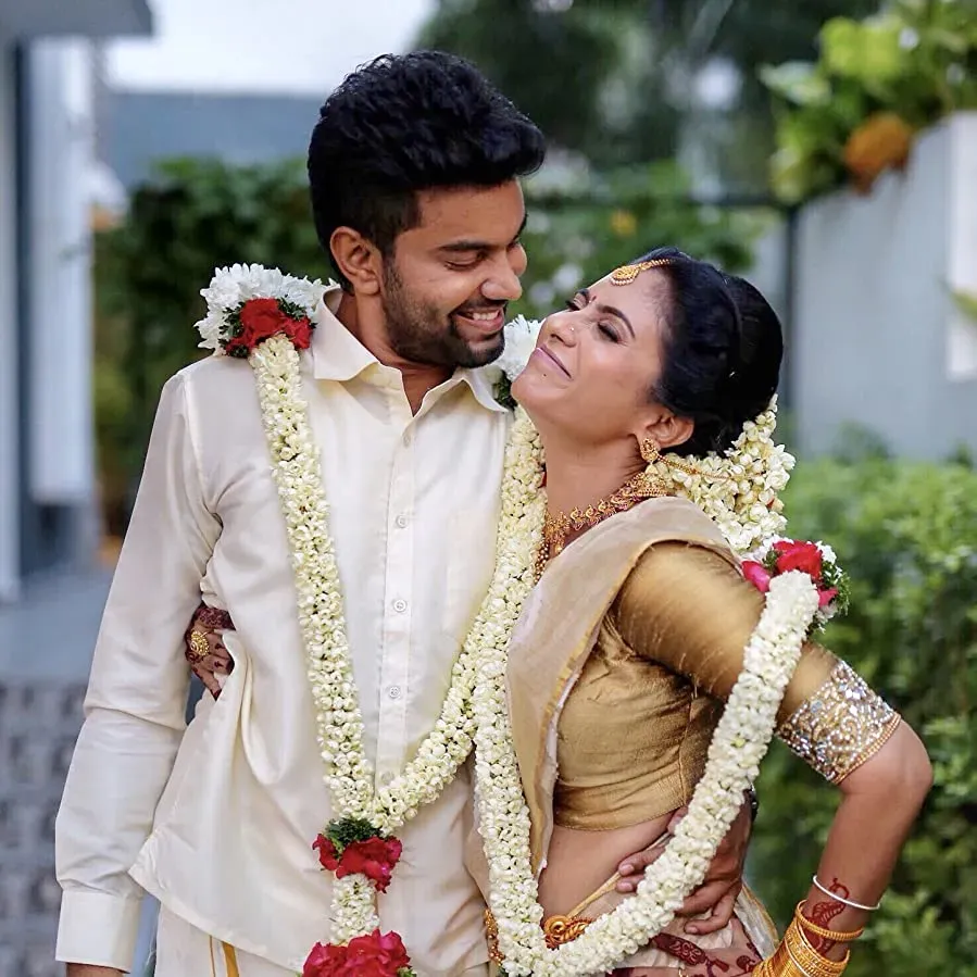 Neeyum Naanum online