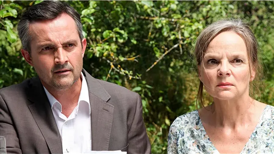 Ein Geheimnis im Dorf - Schwester und Bruder online