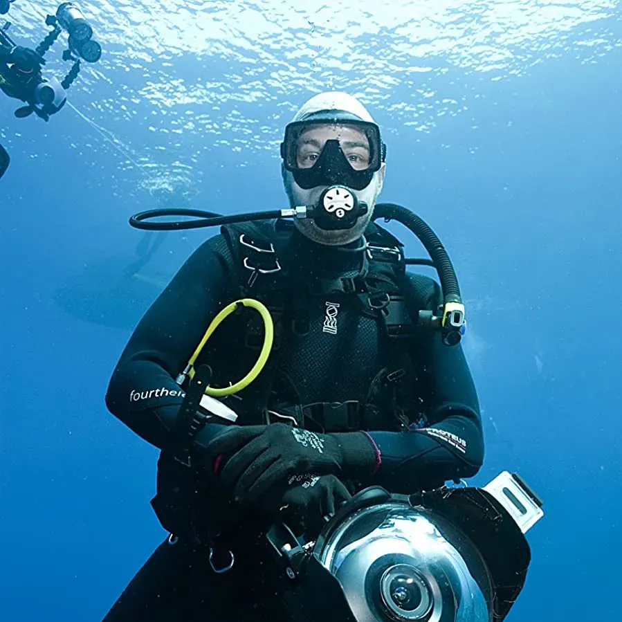 Of Shark and Man online