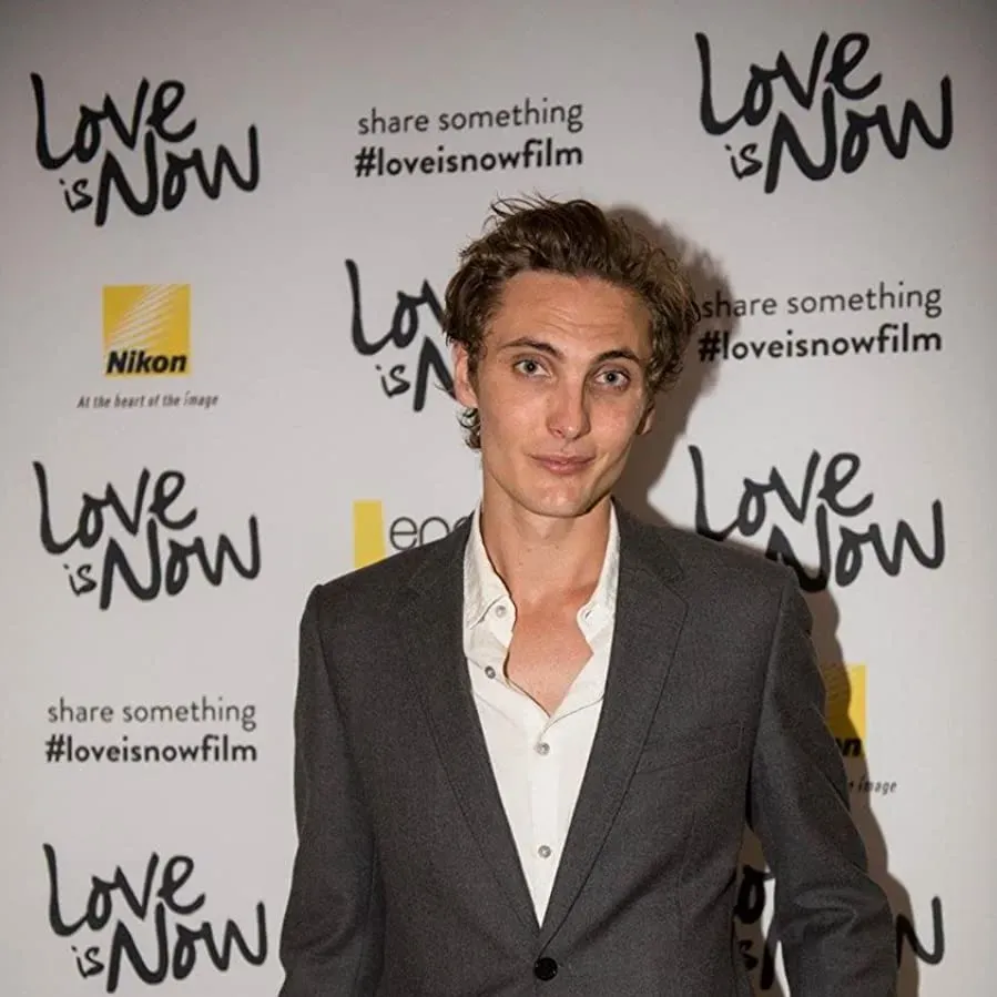 Love Is Now online