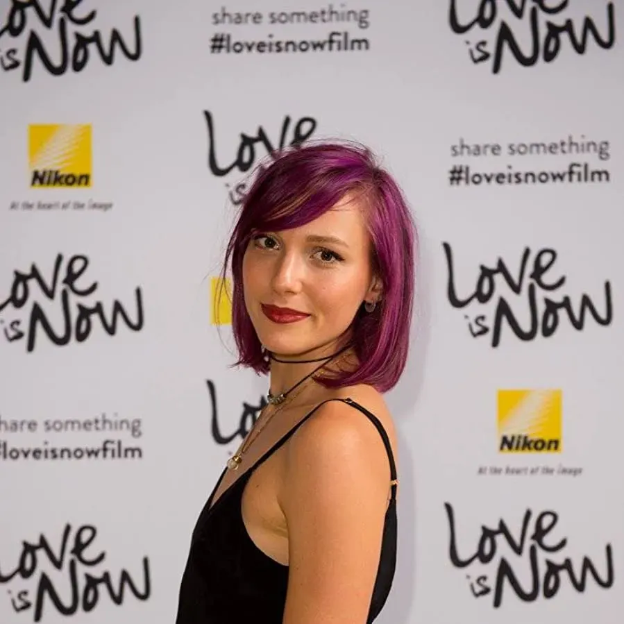 Love Is Now online