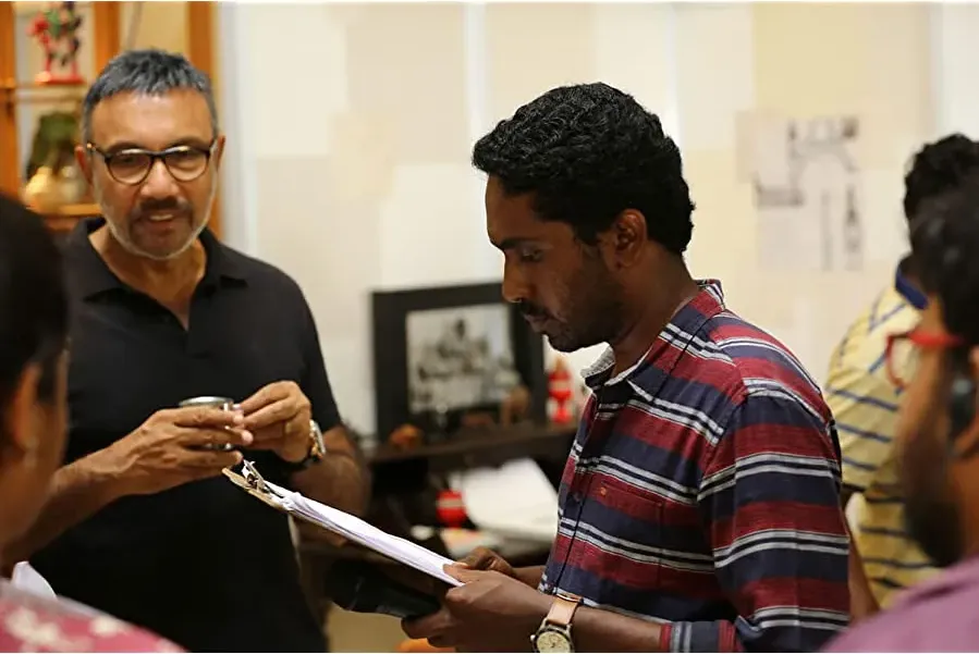 Echarikkai Idhu Manithargal Nadamadum Idam online