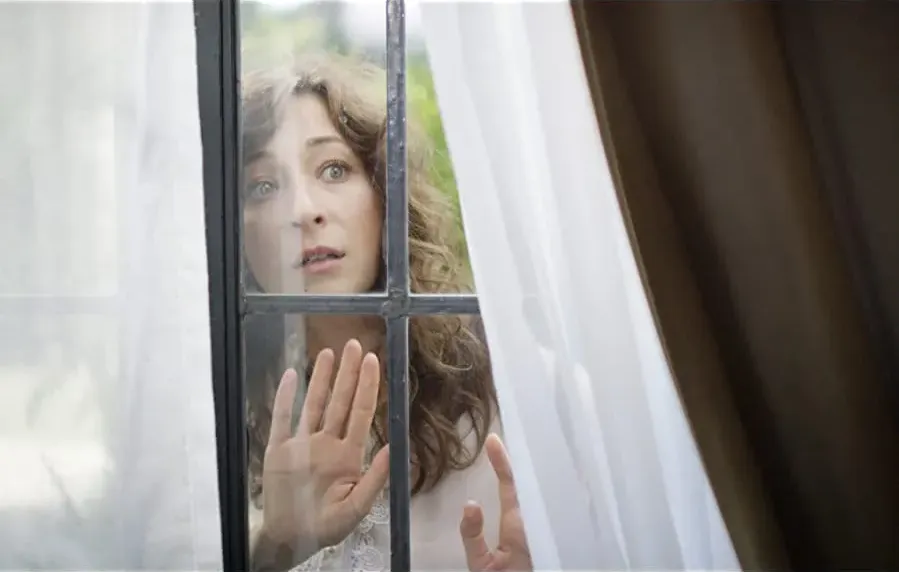 Clara's Ghost online
