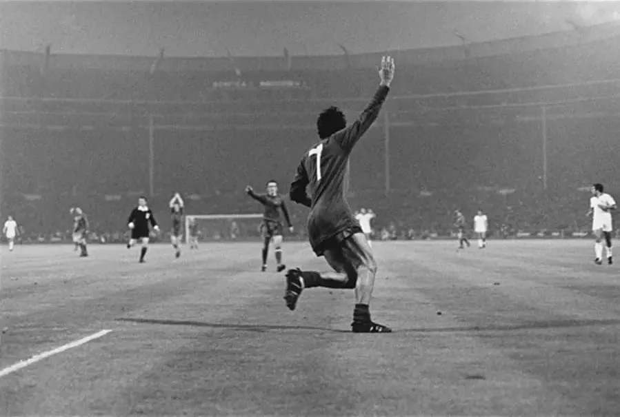 George Best: All by Himself online