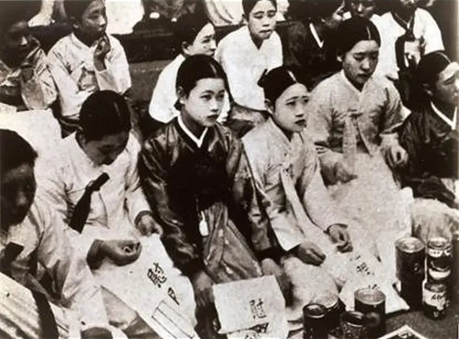 Silence Broken: Korean Comfort Women online