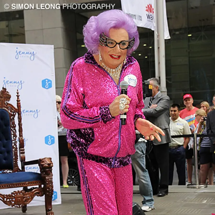 Dame Edna Live at the Palace online