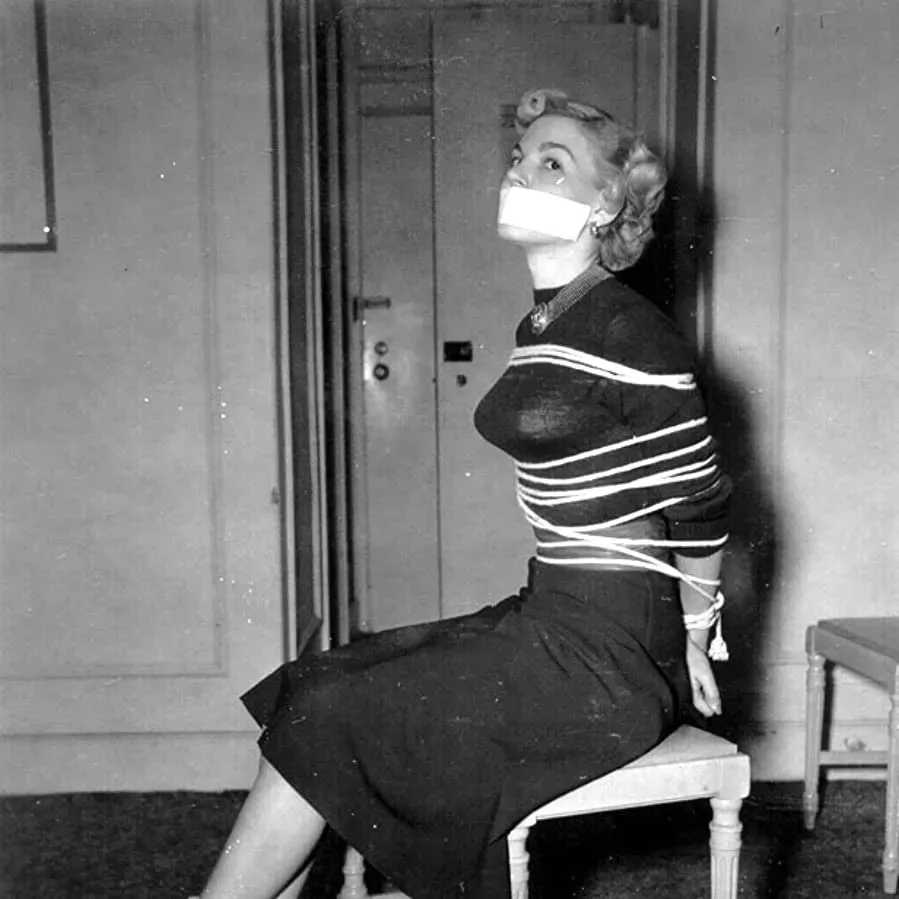 Betty Page: Bondage Queen online